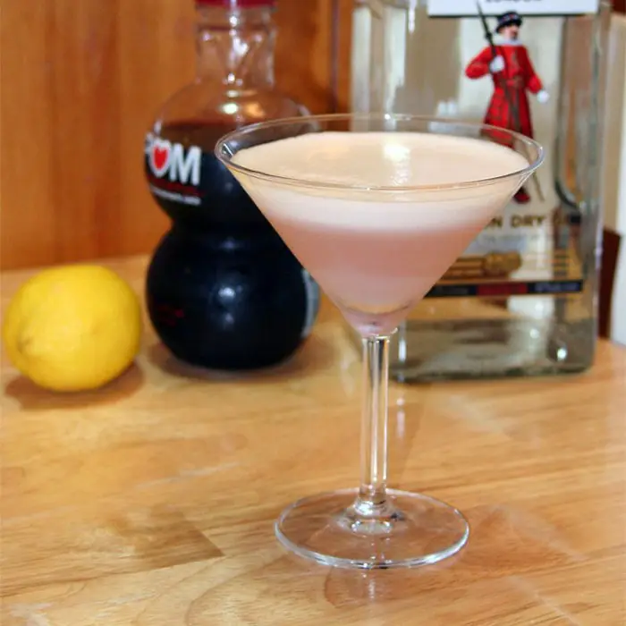 Clover Club (Alcoholic Ordinary Drink Cocktail glass)